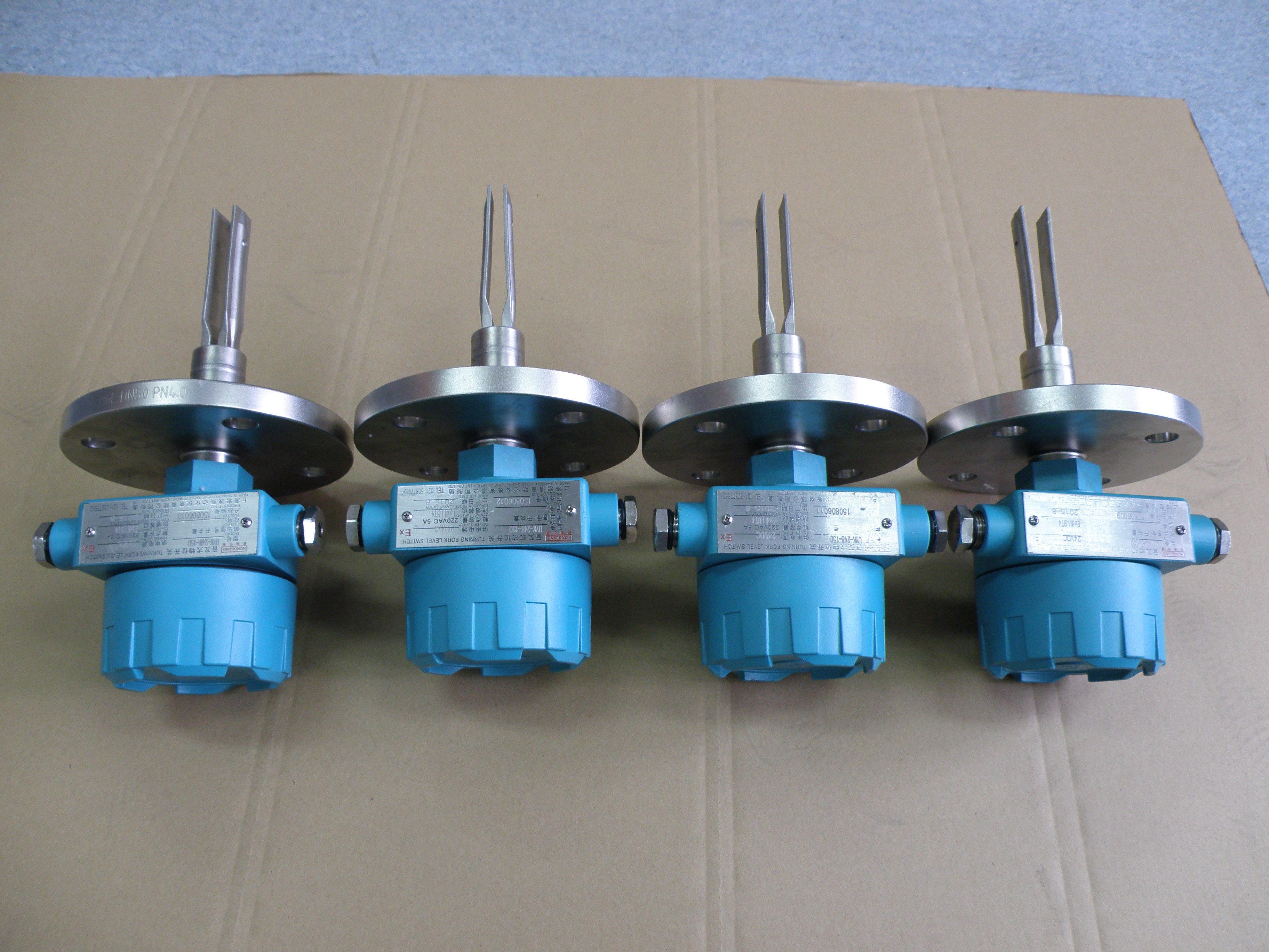 音叉開關(guān)與浮球液位控制器：技術(shù)對(duì)比與選型指南